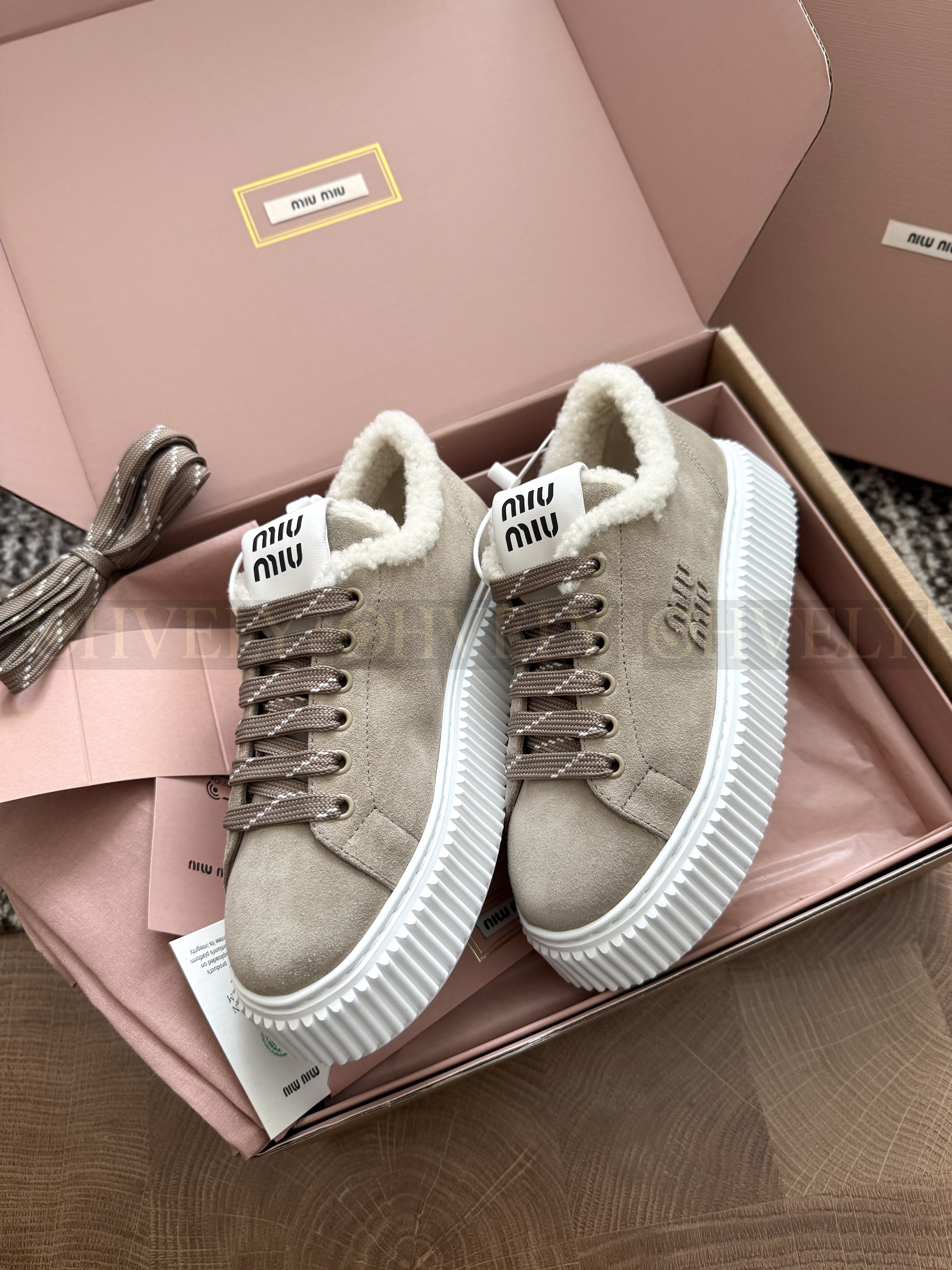 Miu miu 스웨이드 시어링 스니커즈(하이엔드급) 상품 썸네일
