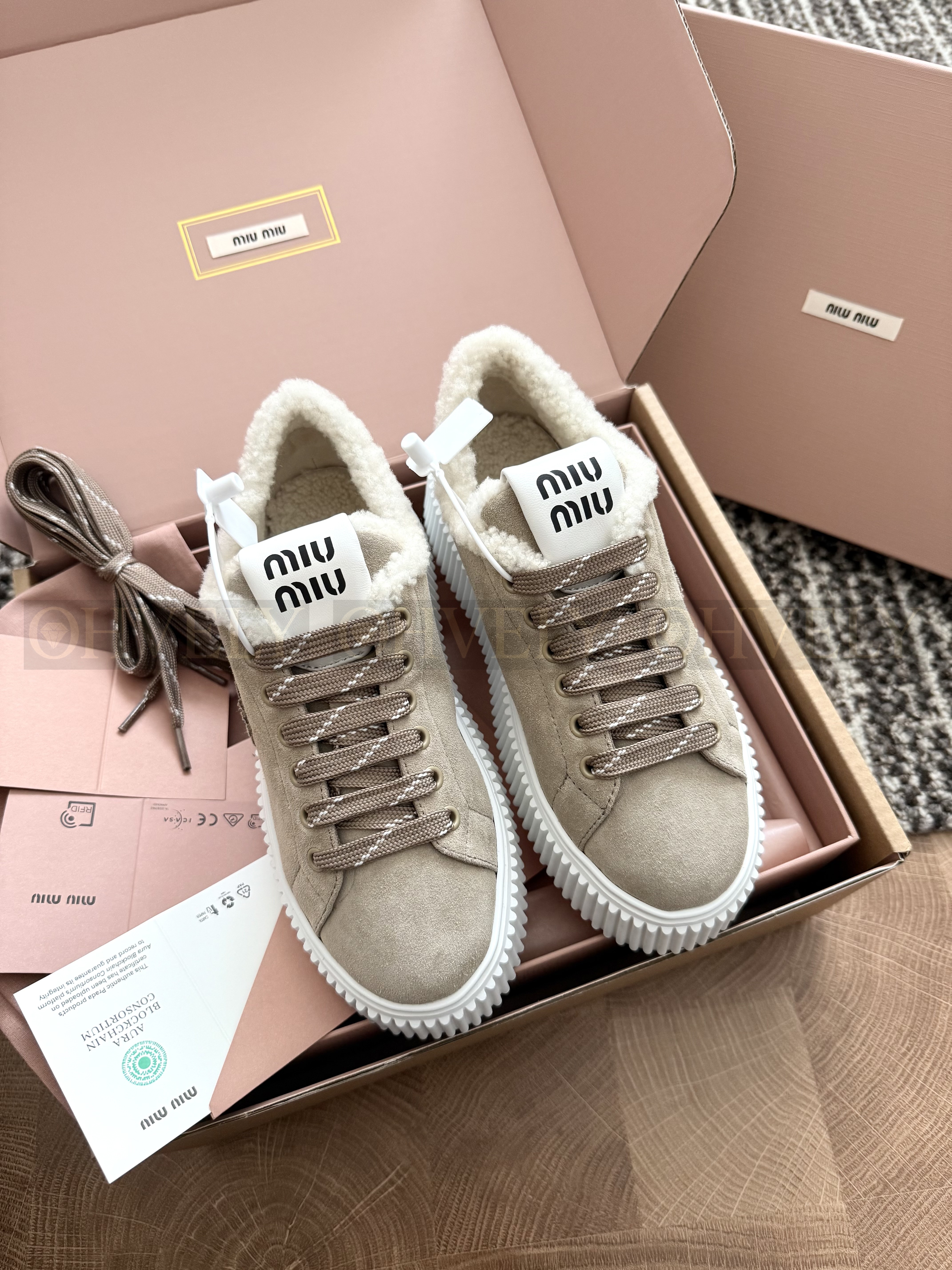 Miu miu 스웨이드 시어링 스니커즈(하이엔드급)