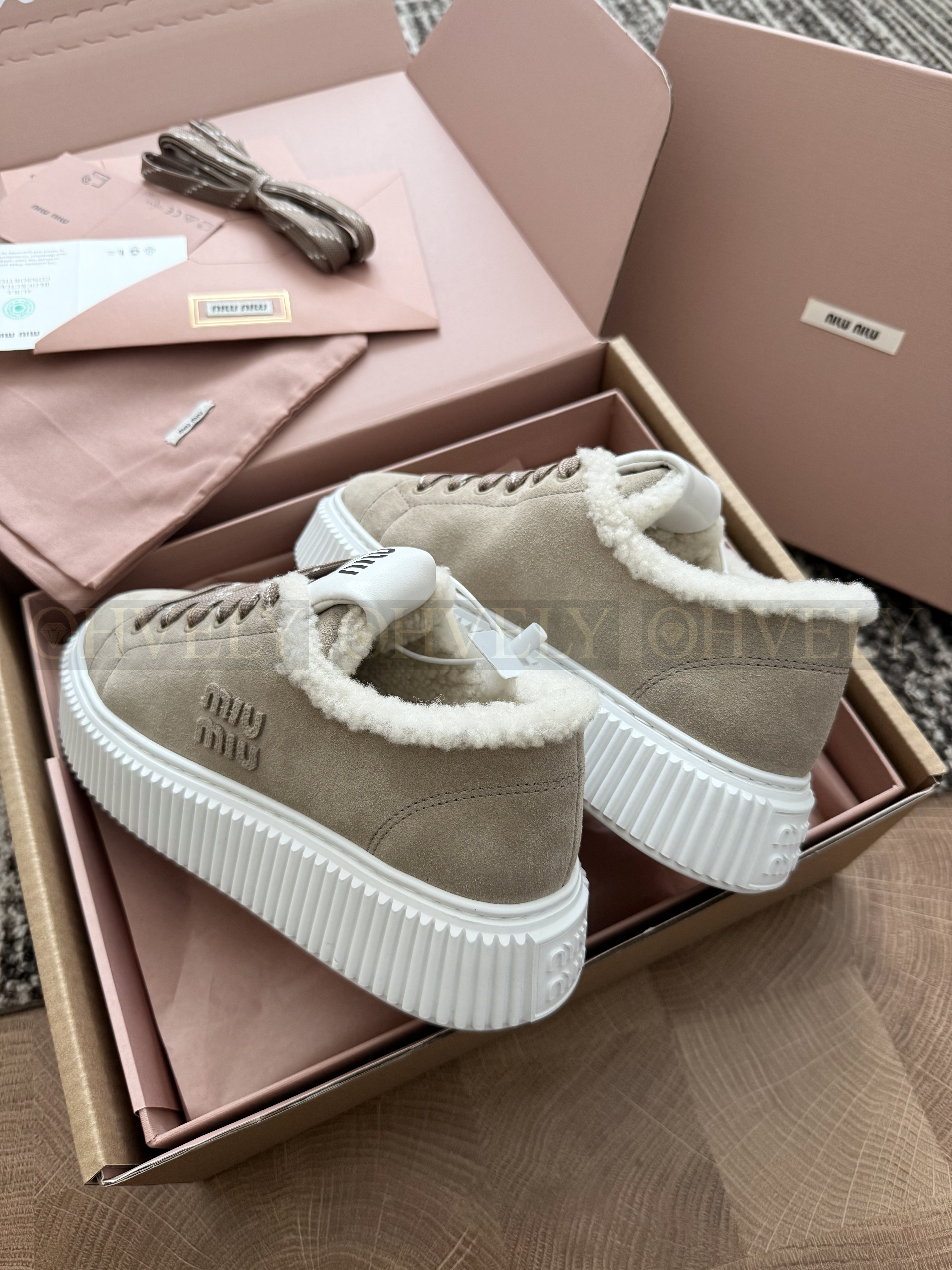 Miu miu 스웨이드 시어링 스니커즈(하이엔드급) 상품 썸네일