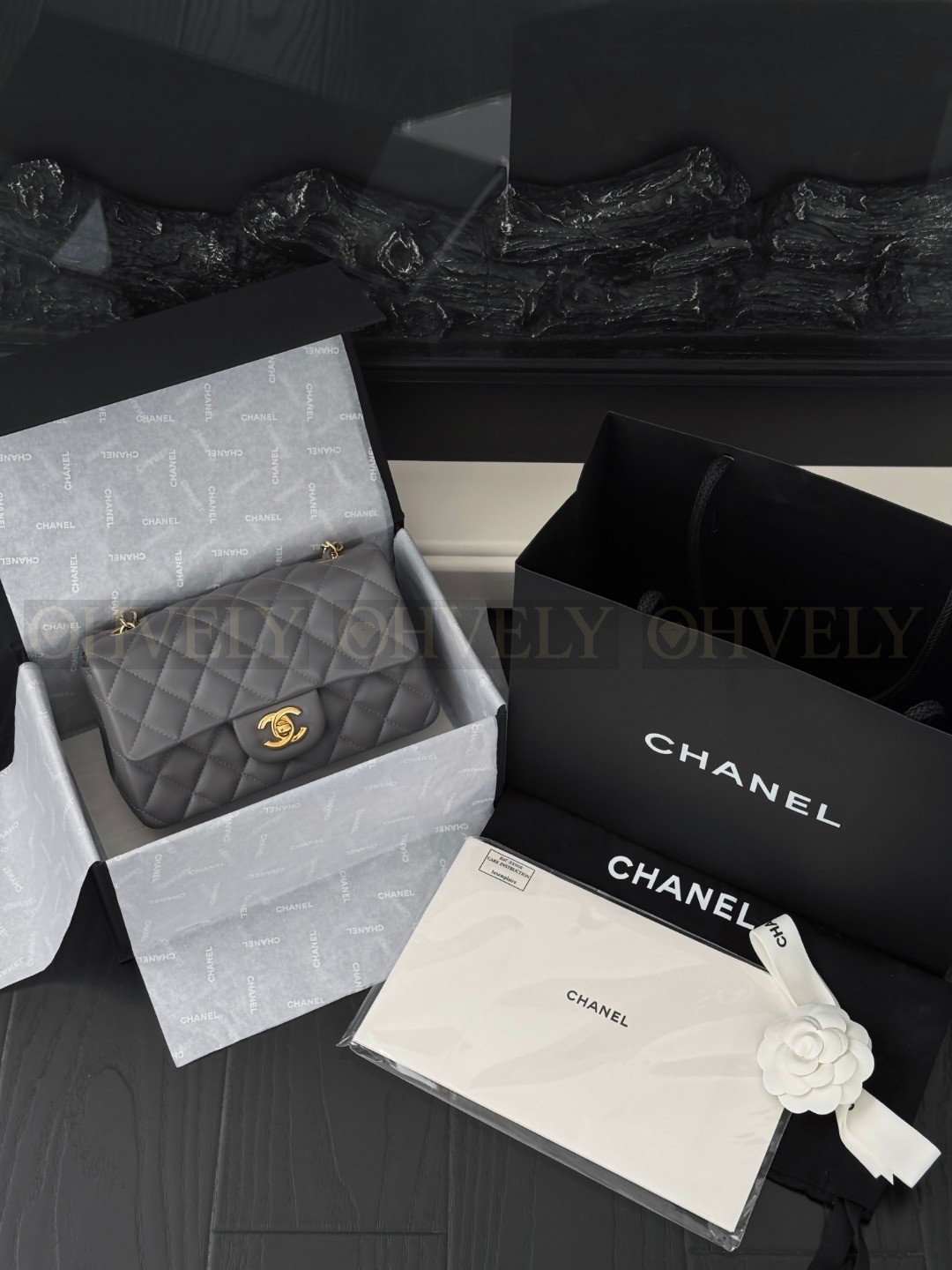 Chanel(샤넬) 그레이 캐비어 클래식 미듐 금장체인 숄더백 (매장가 1550만) 상품 썸네일