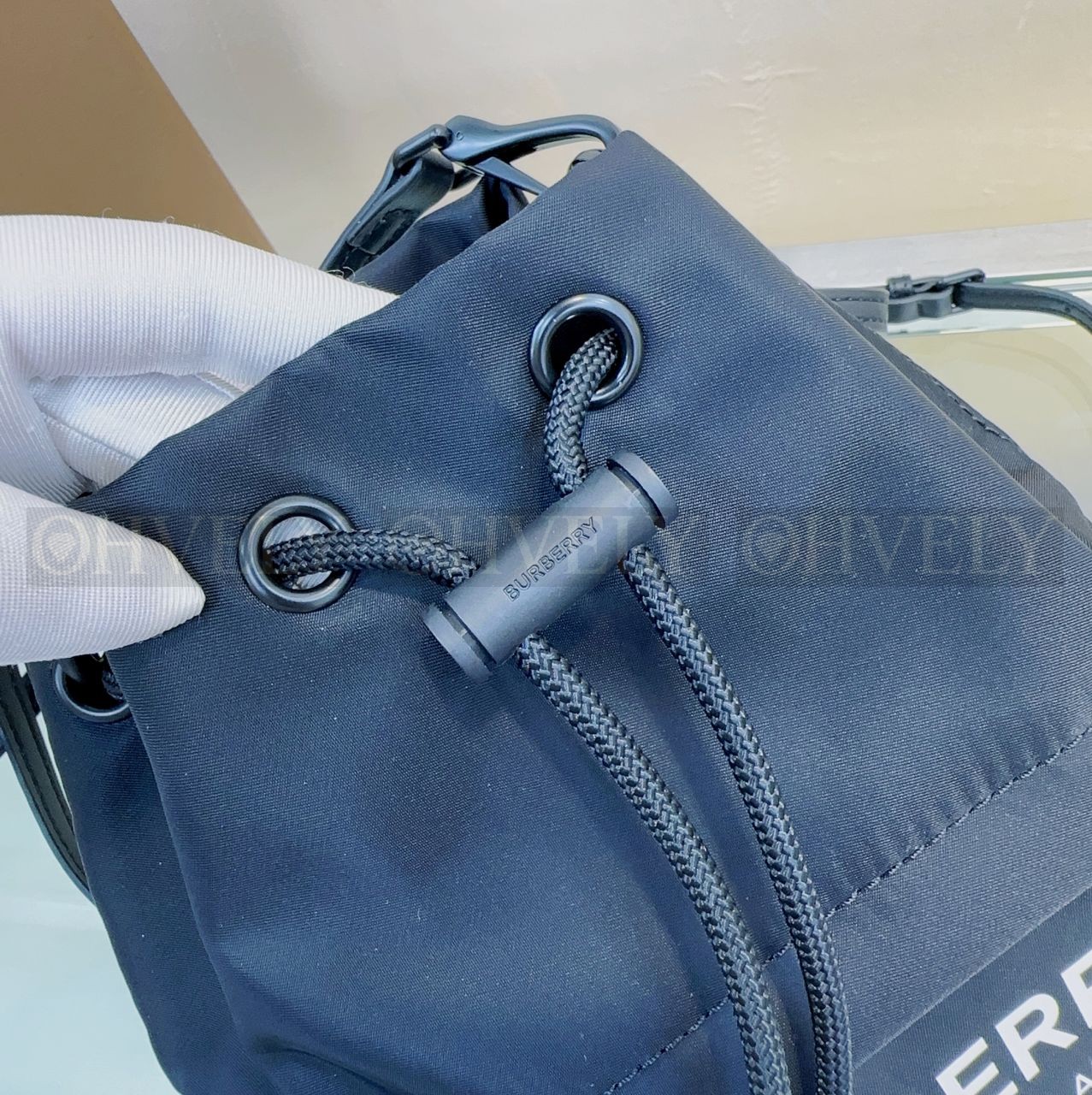 버버리 로고 프린트 나일론 드로우코트 파우치 상품 썸네일