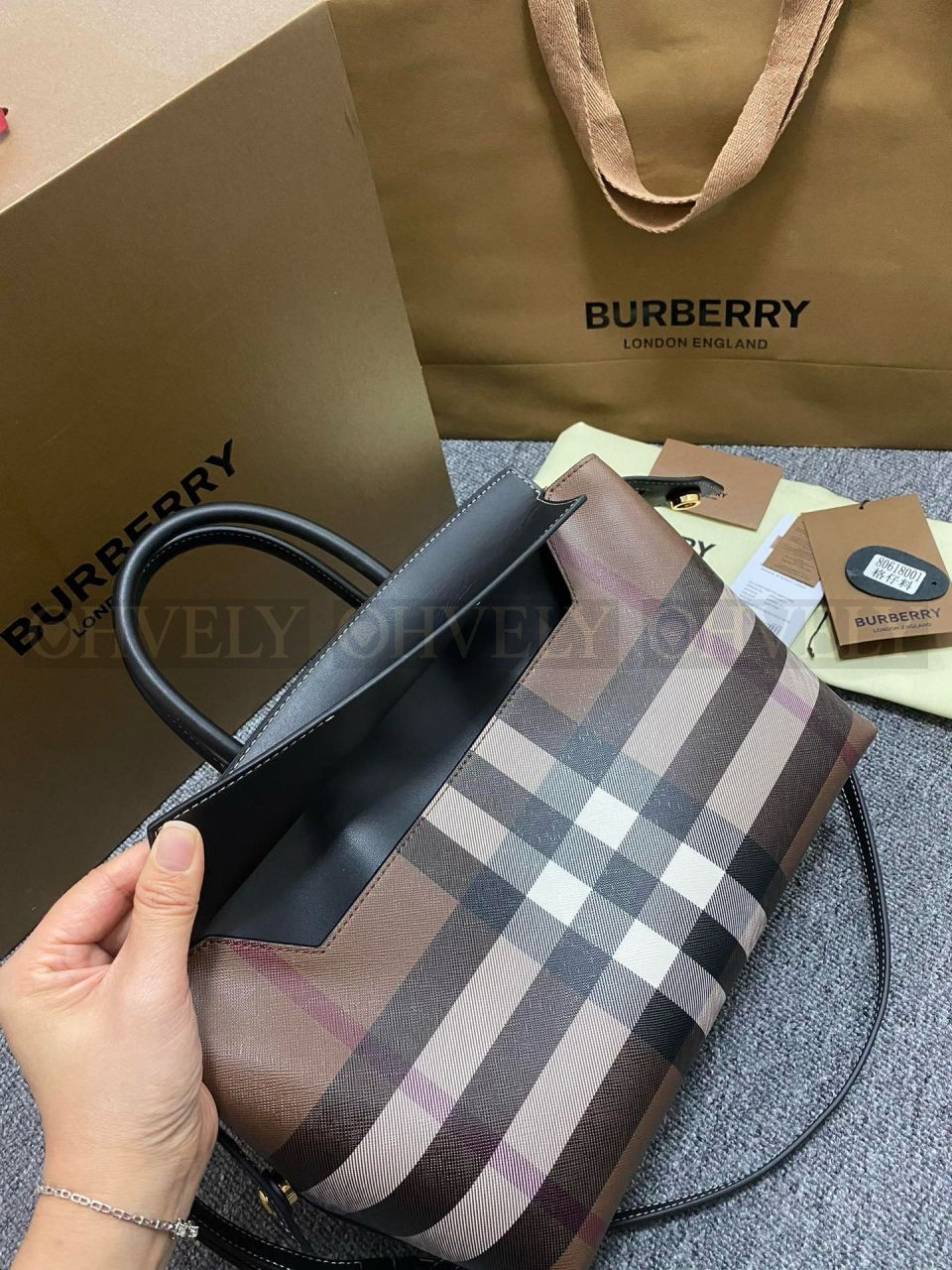 버버리 체크 레더 캐서린 백 상품 썸네일