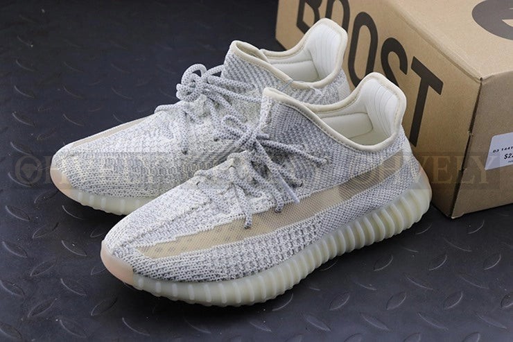YEEZY 350 V2 룬드마크 리플렉티브 상품 썸네일
