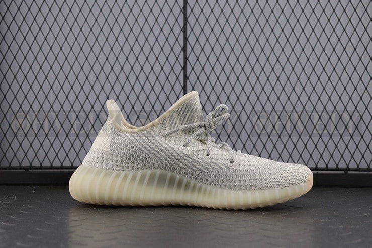 YEEZY 350 V2 룬드마크 리플렉티브 상품 썸네일