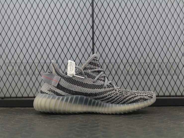YEEZY 350 V2 벨루가 상품 썸네일