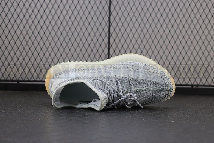 YEEZY 350 V2 예사야 리플렉티브 상품 썸네일