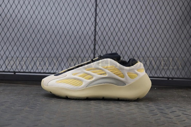 YEEZY 700 V3 새플라워 상품 썸네일