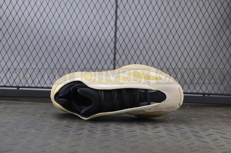 YEEZY 700 V3 새플라워 상품 썸네일
