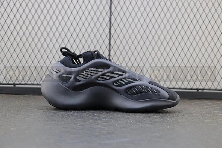 YEEZY 700 V3 알바 상품 썸네일