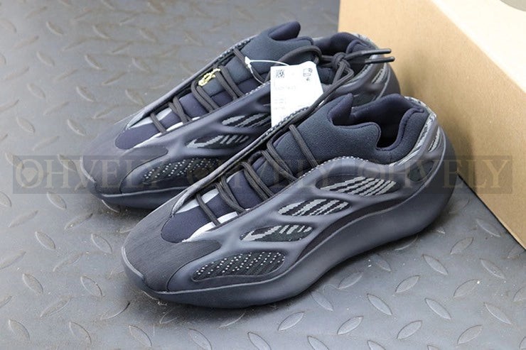 YEEZY 700 V3 알바 상품 썸네일