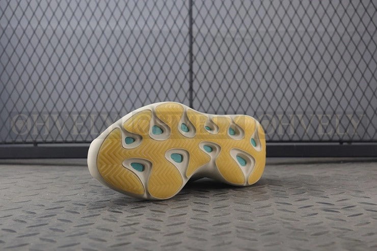 YEEZY 700 V3 카이아나이트 상품 썸네일
