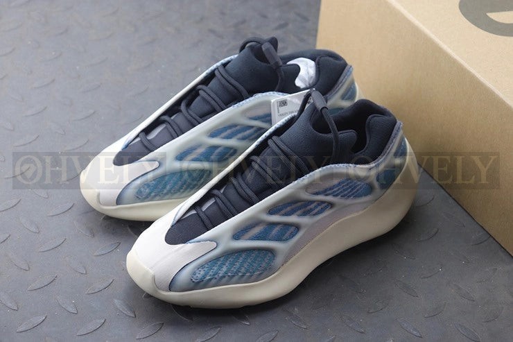 YEEZY 700 V3 카이아나이트 상품 썸네일