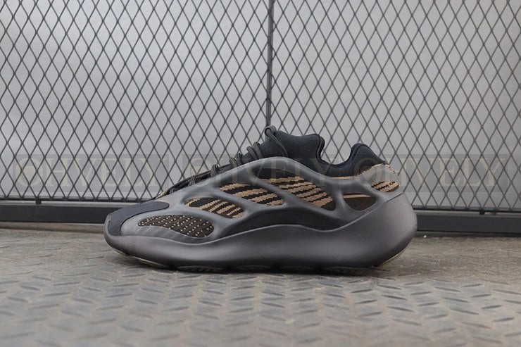 YEEZY 700 V3 클레이 브라운 상품 썸네일