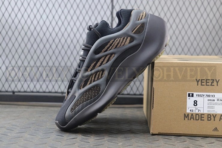 YEEZY 700 V3 클레이 브라운 상품 썸네일