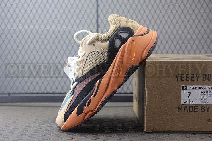 YEEZY 700 인플레임 앰버 상품 썸네일