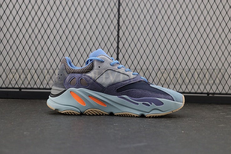 YEEZY 700 카본 블루 상품 썸네일