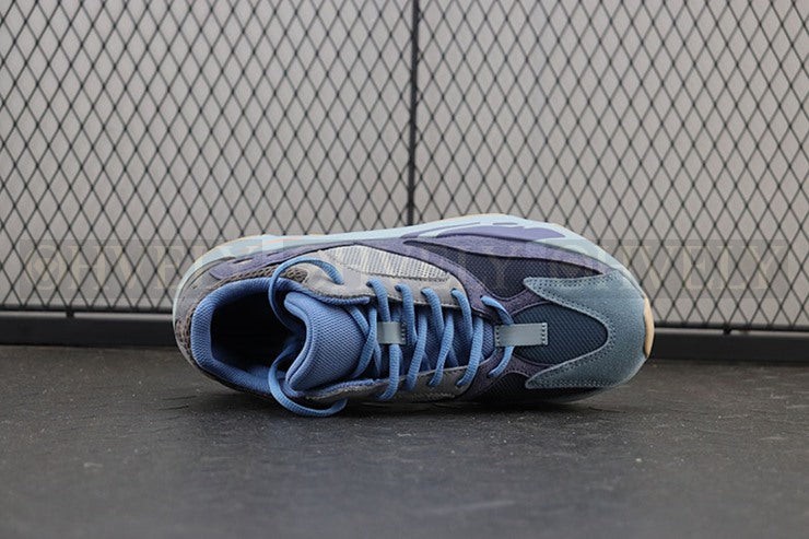 YEEZY 700 카본 블루 상품 썸네일