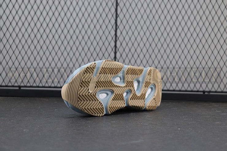 YEEZY 700 카본 블루 상품 썸네일
