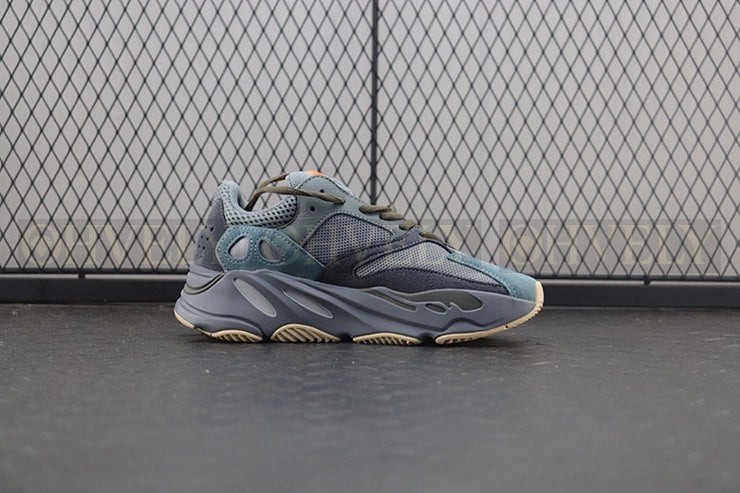 YEEZY 700 틸 블루 상품 썸네일