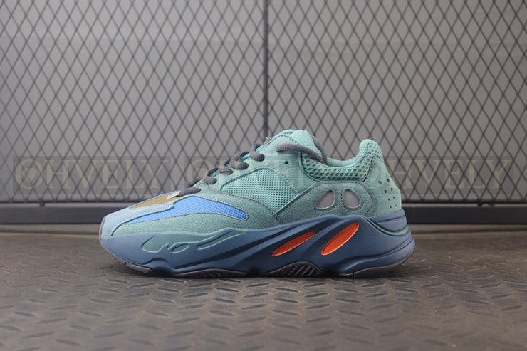 YEEZY 700 페디드 아주르