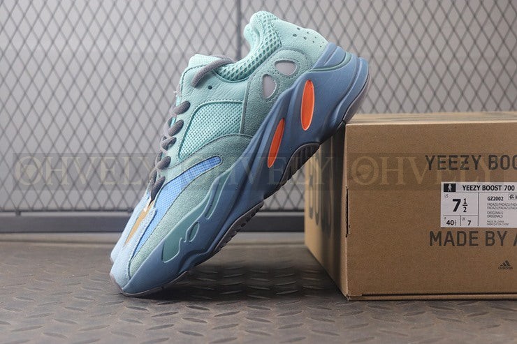 YEEZY 700 페디드 아주르 상품 썸네일