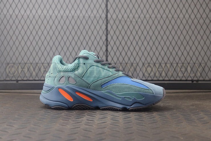 YEEZY 700 페디드 아주르 상품 썸네일