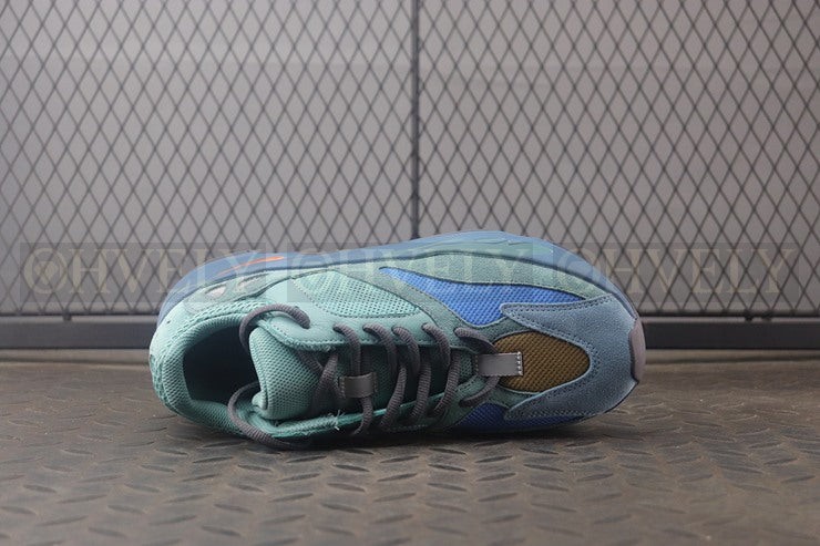YEEZY 700 페디드 아주르 상품 썸네일
