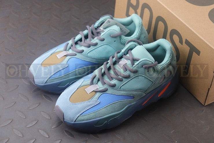 YEEZY 700 페디드 아주르 상품 썸네일