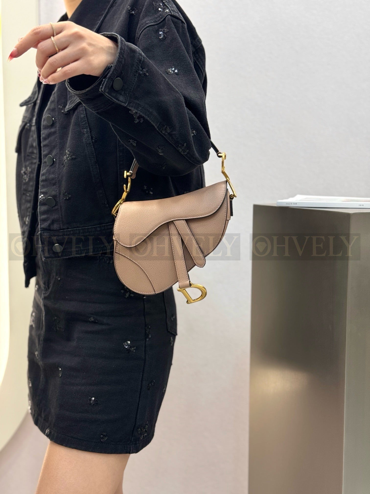 디올 새들 스트랩백 그레인 미니 상품 썸네일