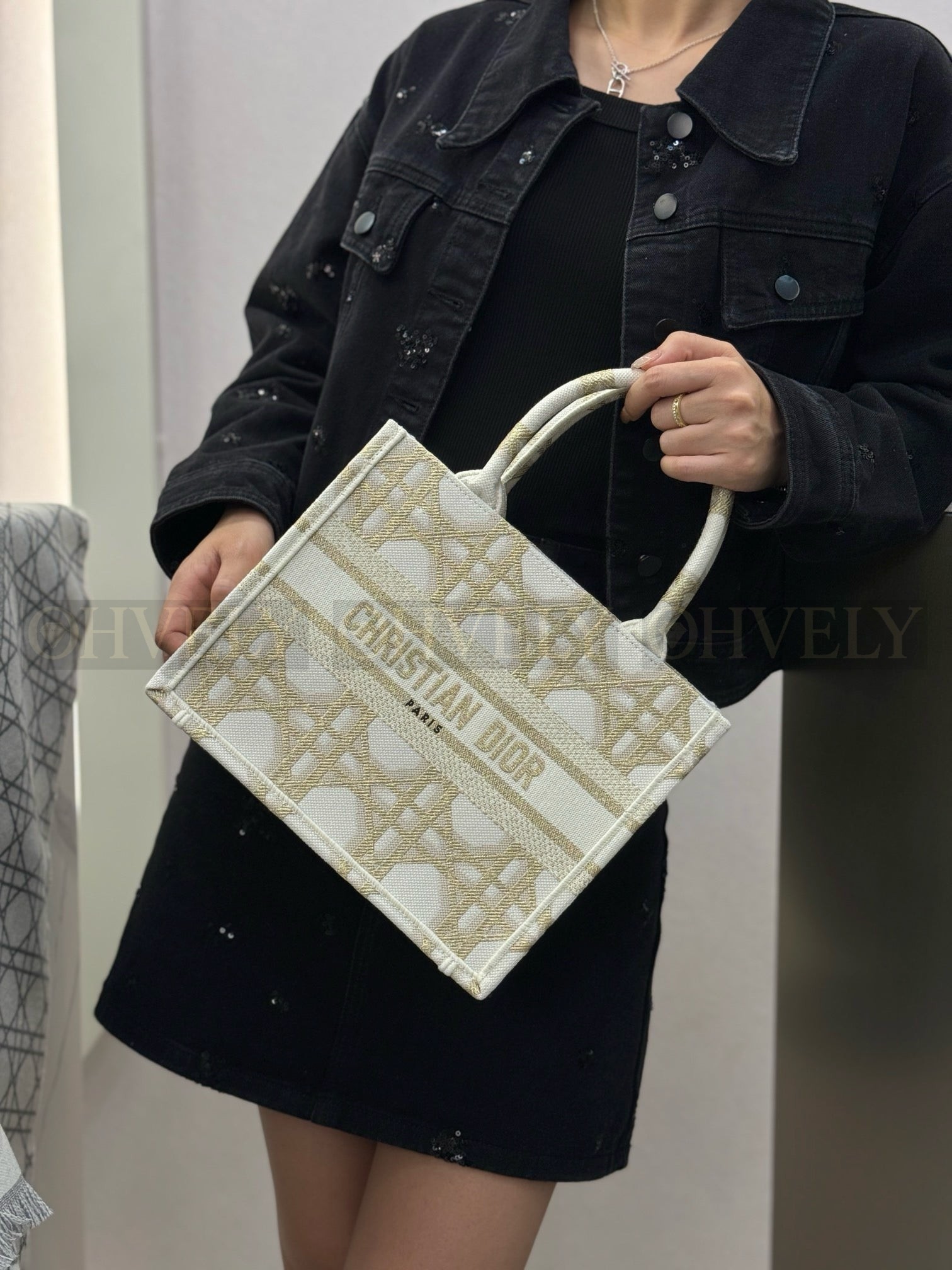 디올 매크로까나쥬 자수 화이트 골드 북 토트백 스몰 상품 썸네일