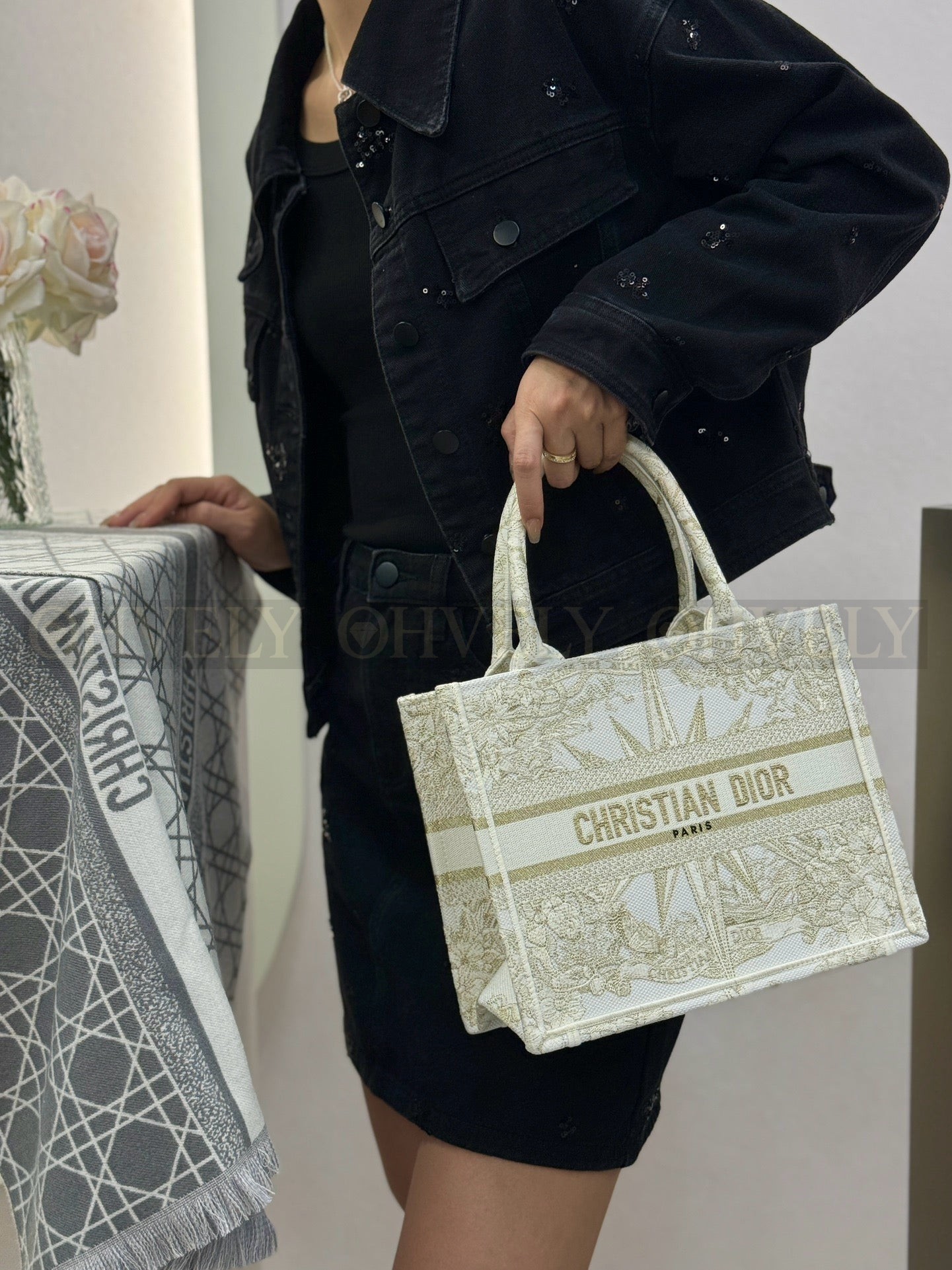 디올 골드 메탈릭 스레드 북 토트백 스몰 상품 썸네일