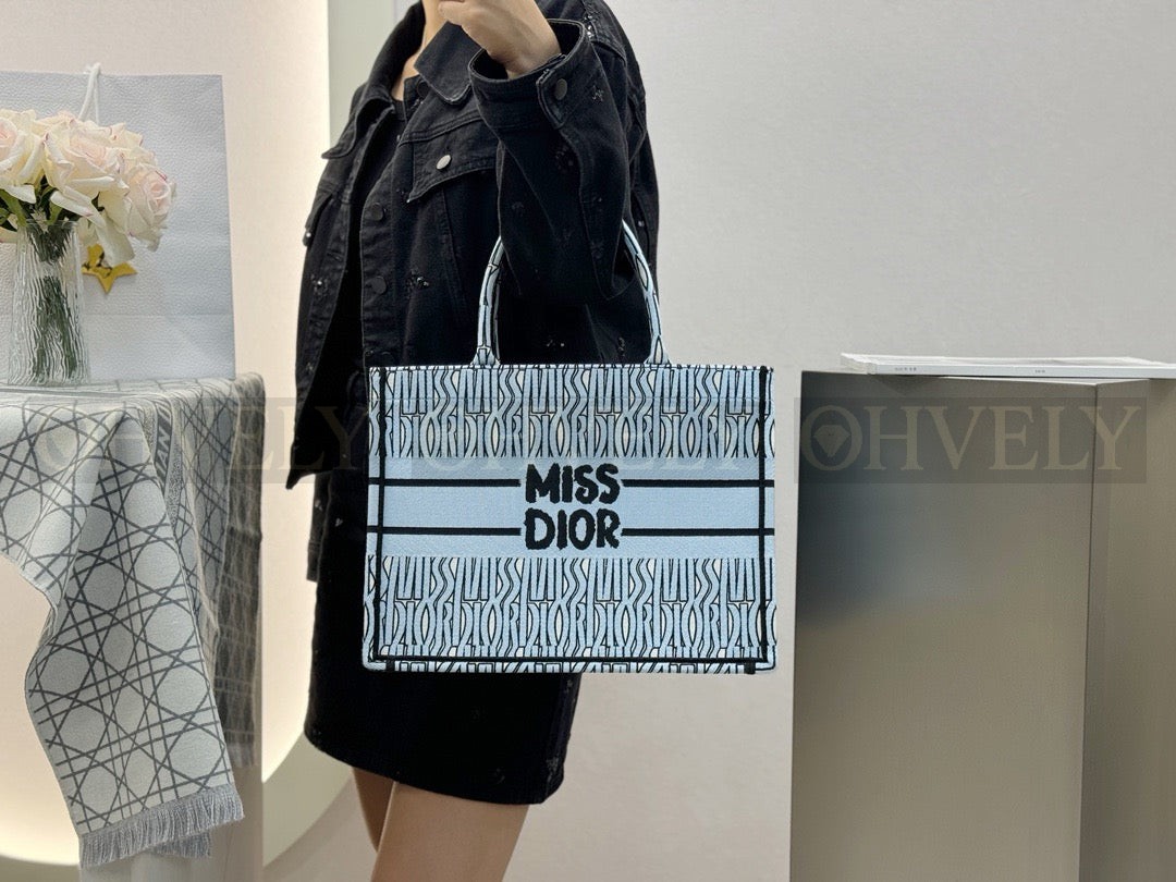 디올 미스 디올 울오버 북 토트백 미디움 상품 썸네일