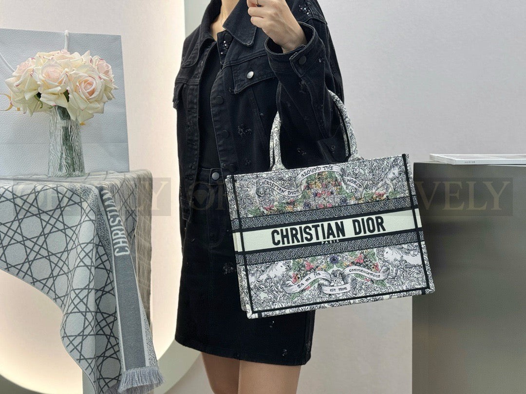 디올 어라운드 더 월드 모티프 자수 북 토트백 미디움 상품 썸네일