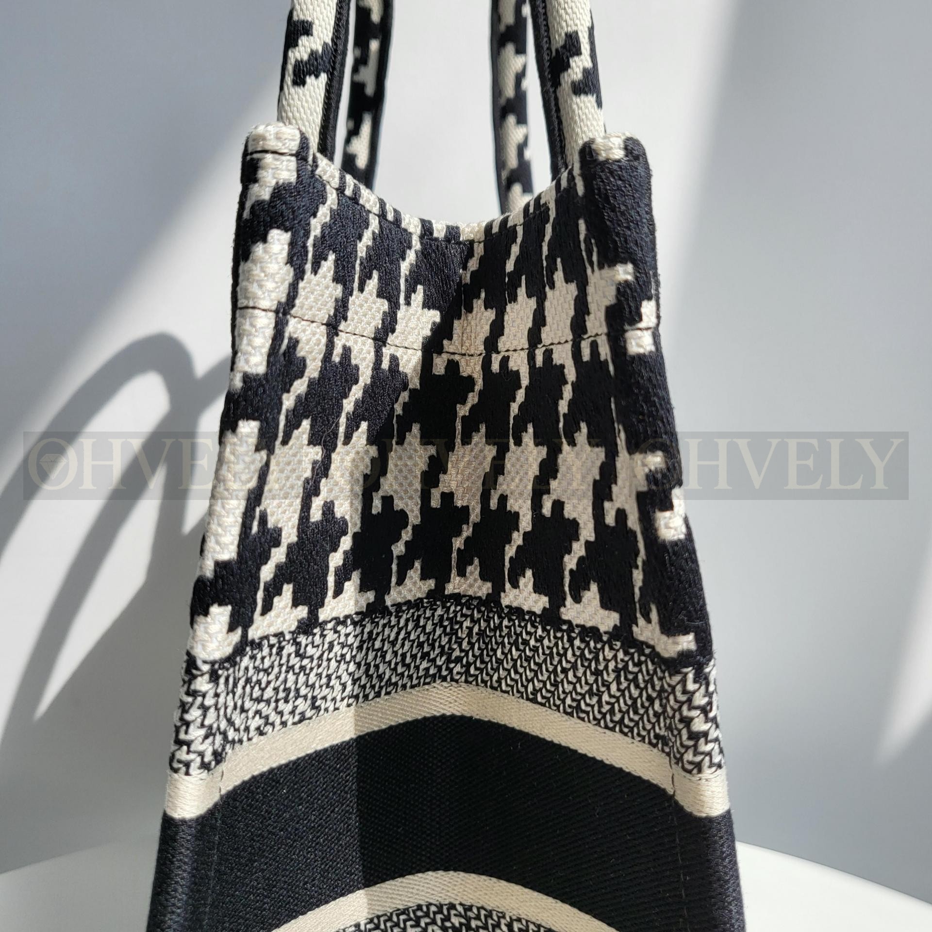 디올 하운즈투스 자수 북 토트백 미디움 상품 썸네일