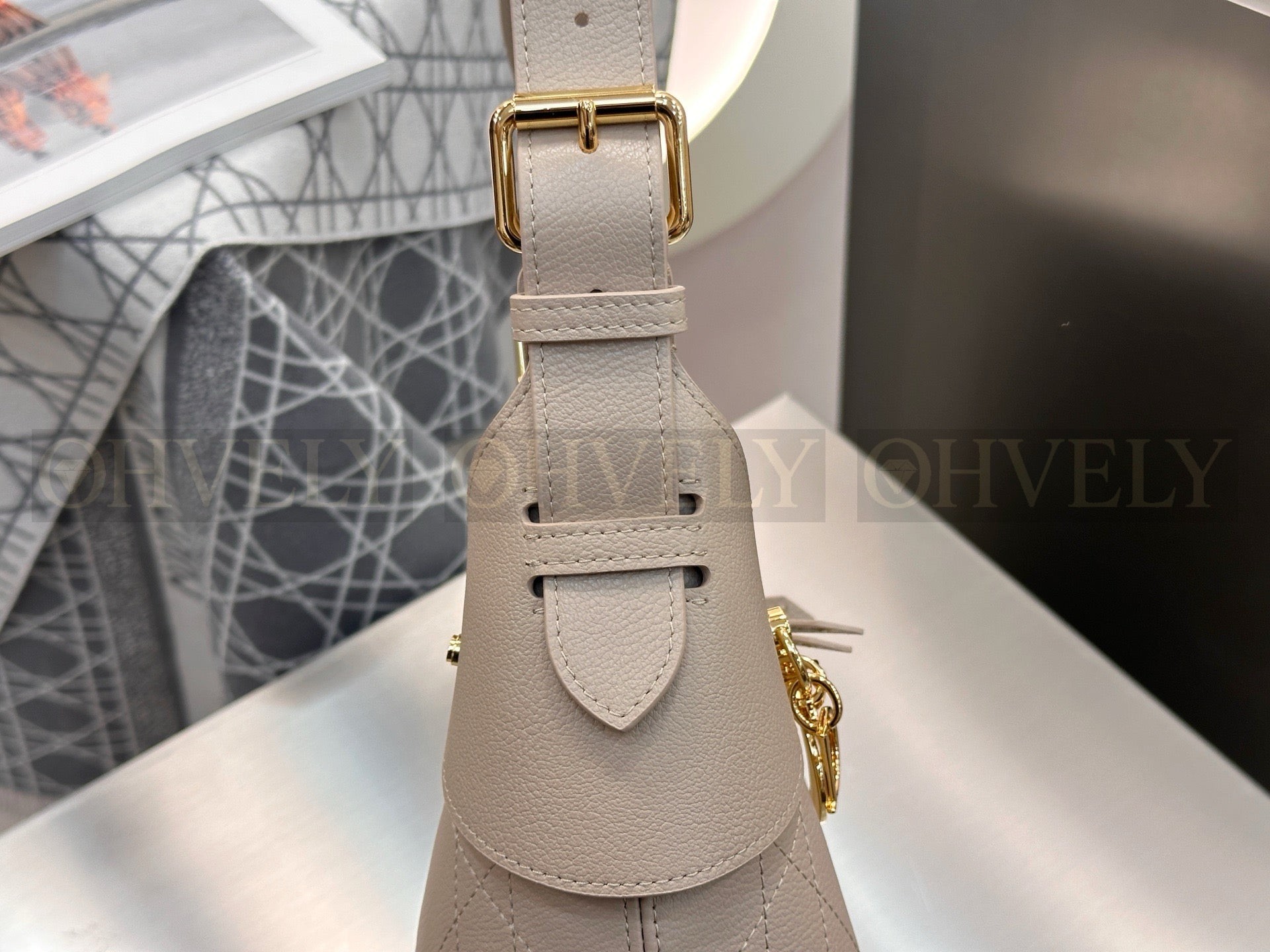 디올 보야주 백 플랫 매크로 까나쥬 그레인드 카프스킨 스몰 상품 썸네일