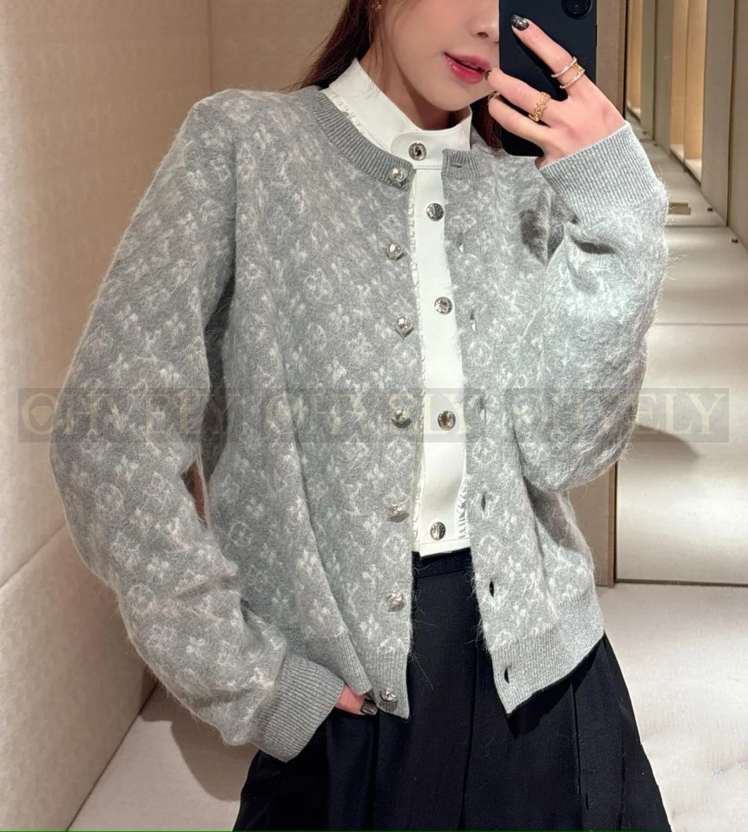 【 ZP 】Louis Vuitton 2025 모노그램 버튼 가디건 그레이 (매장가 368만원) 상품 썸네일