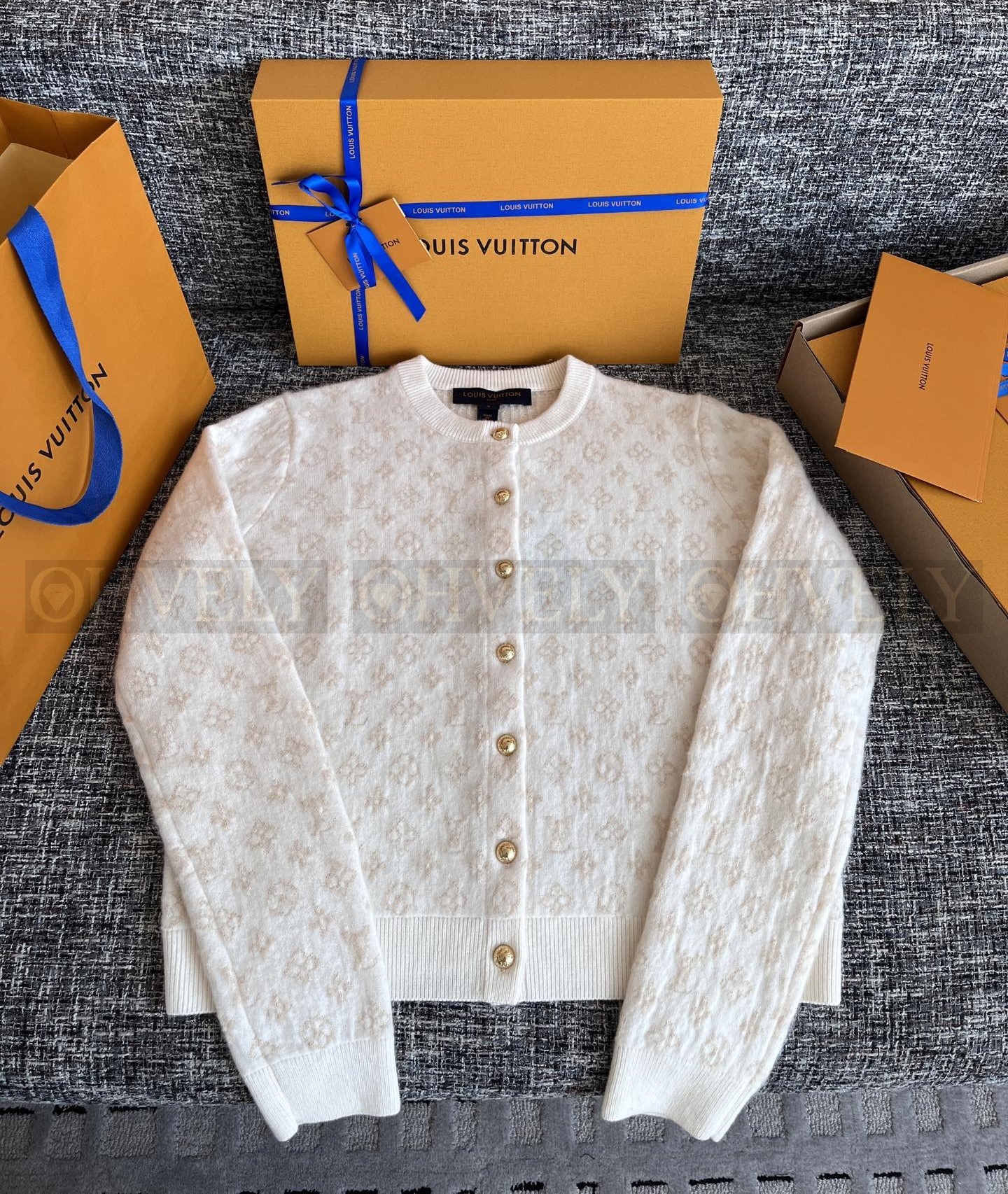 【 ZP 】Louis Vuitton 2025 모노그램 버튼 가디건 아이보리 (매장가 368만원) 상품 썸네일