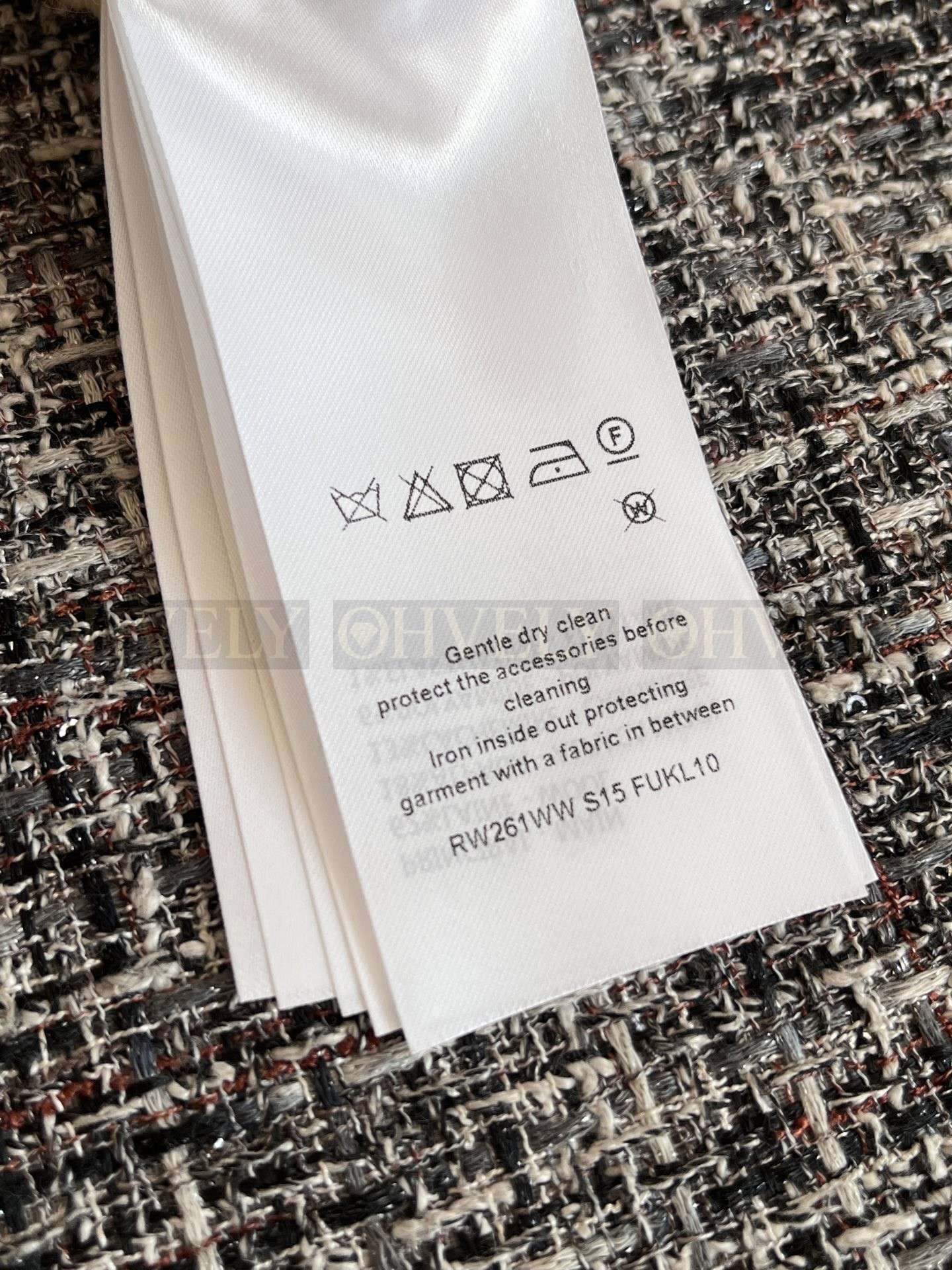 【 ZP 】Louis Vuitton 2025 모노그램 버튼 가디건 아이보리 (매장가 368만원) 상품 썸네일