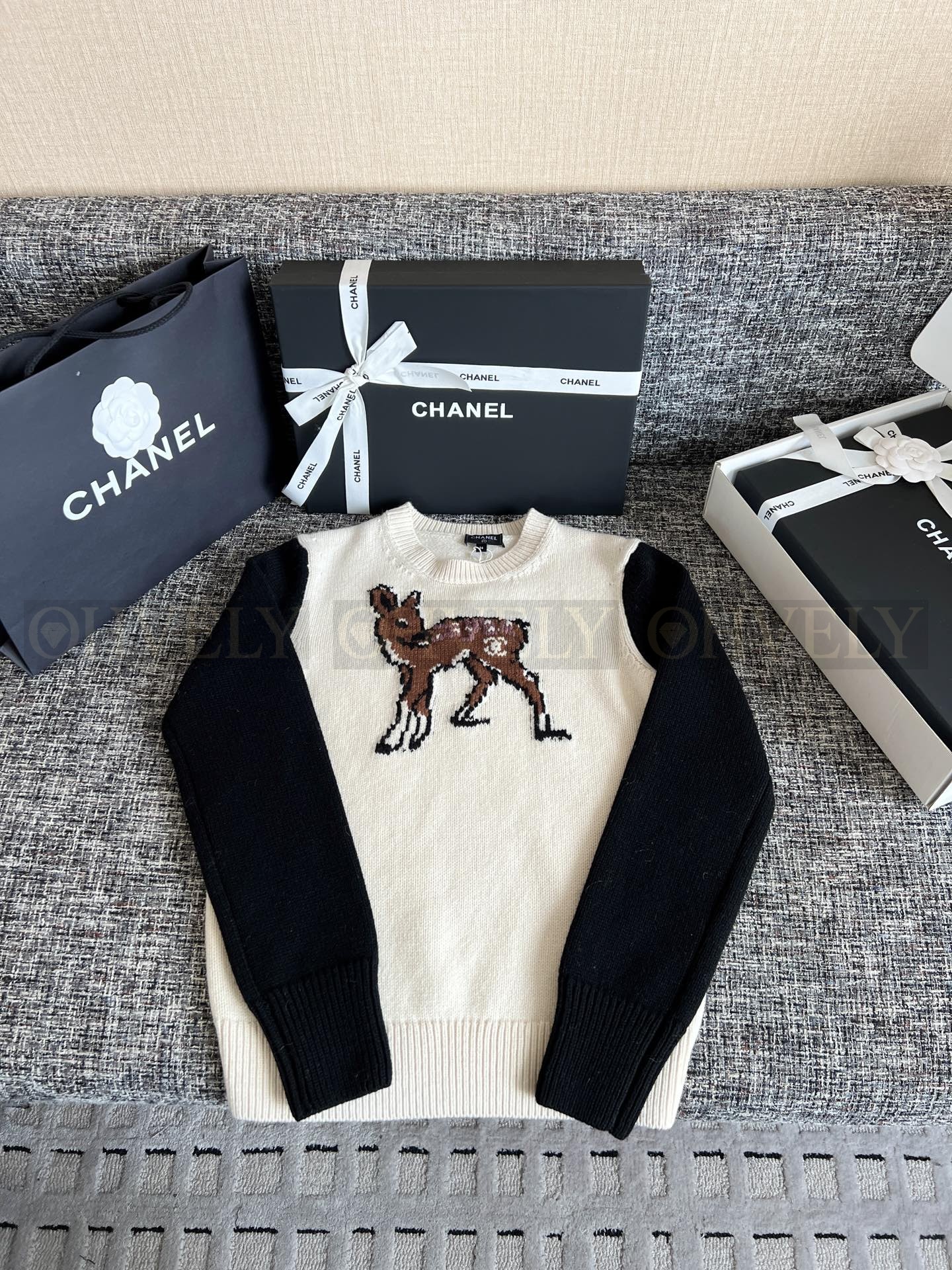 【 ZP 】CHANEL 2025 사슴 스웨터 (매장가 506만원) 상품 썸네일
