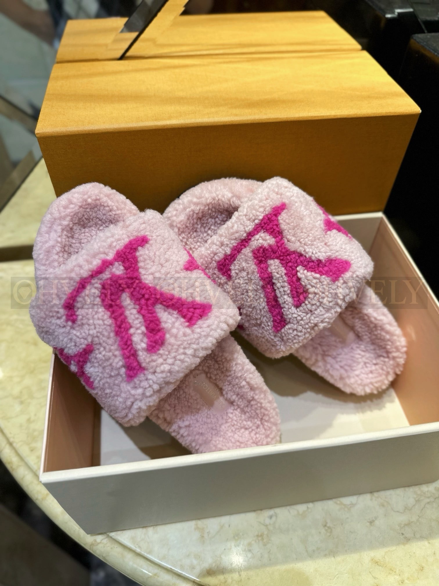 루이비통 파세오 플랫 컴포트 로고 양털 뮬 상품 썸네일