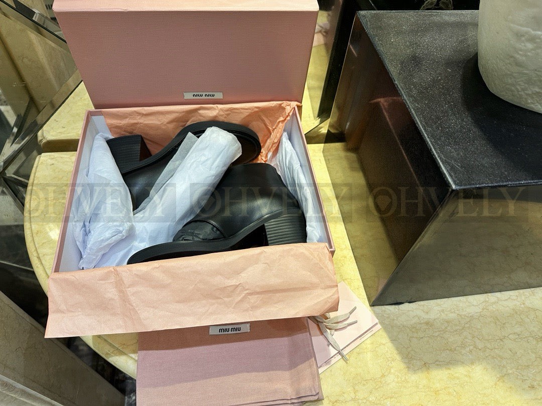 미우미우 레더 통 부츠