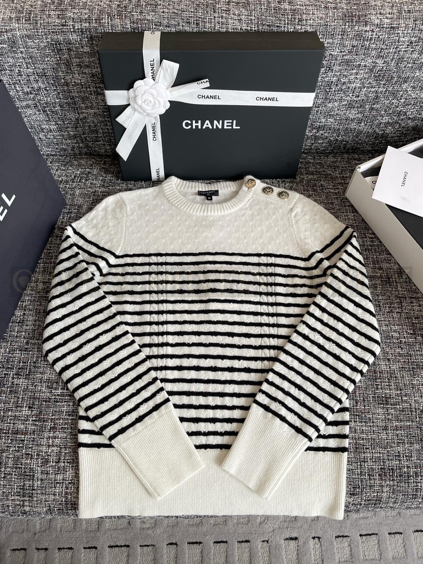 【 ZP 】CHANEL 2025 스웨터 (매장가 594만원) 상품 썸네일