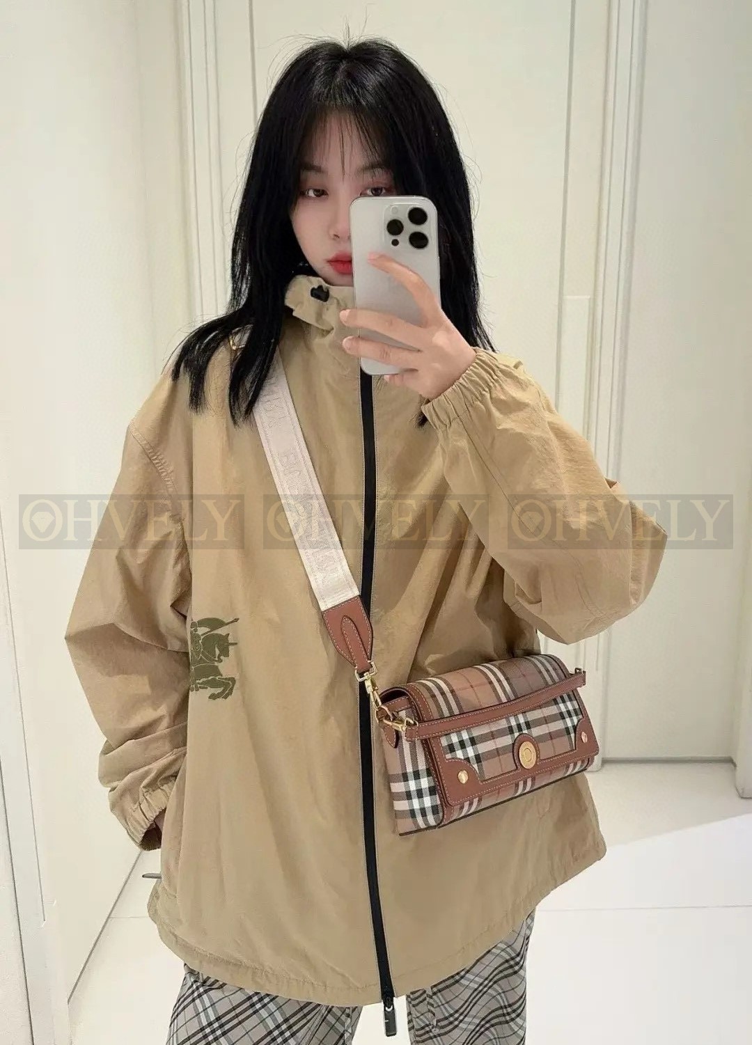 【 ZP 】Burberry 라이트웨이트 베이지 나일론 브렌드 자켓 (매장가 175만원) 상품 썸네일