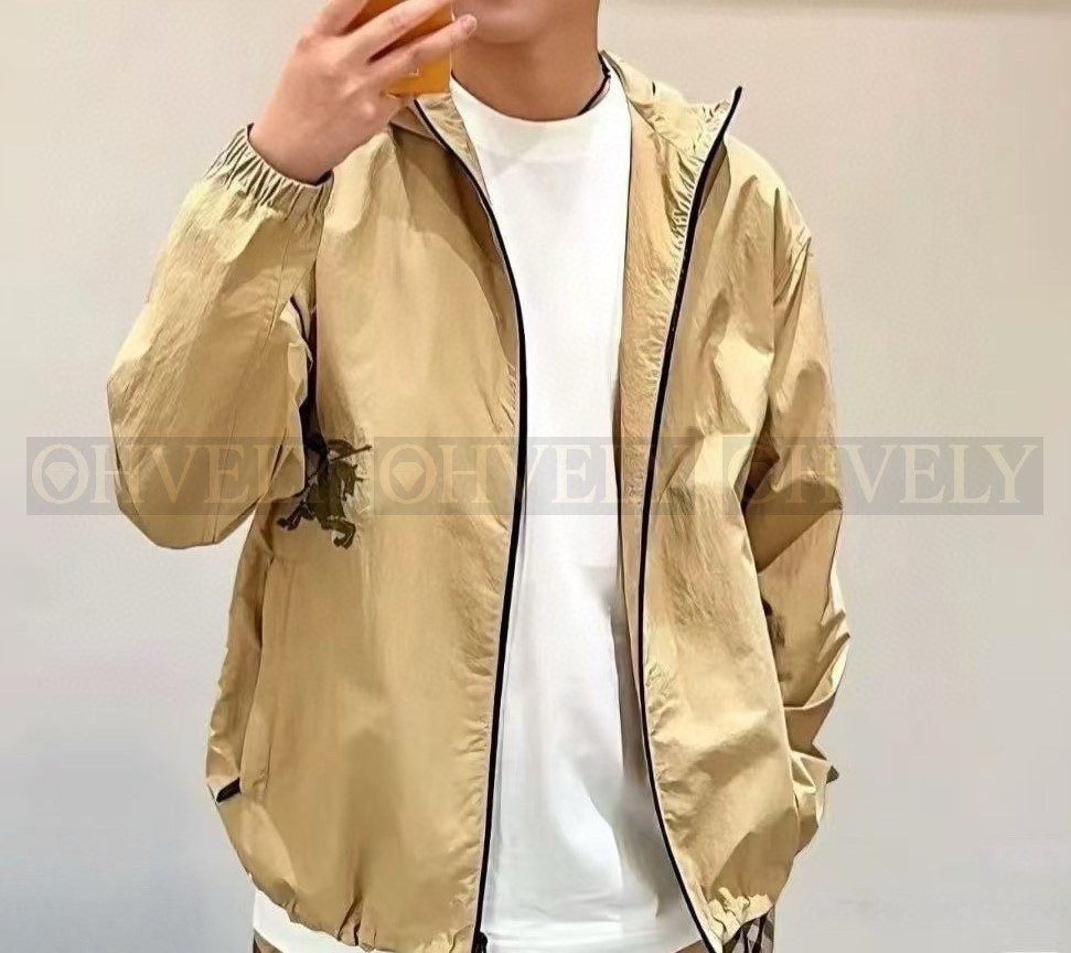 【 ZP 】Burberry 라이트웨이트 베이지 나일론 브렌드 자켓 (매장가 175만원) 상품 썸네일