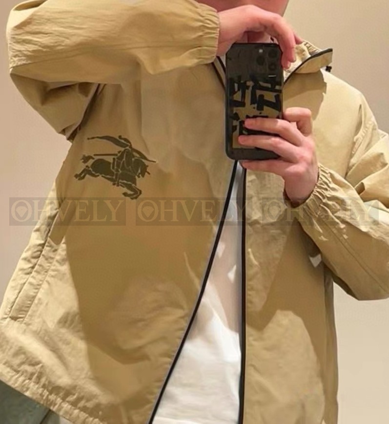 【 ZP 】Burberry 라이트웨이트 베이지 나일론 브렌드 자켓 (매장가 175만원) 상품 썸네일