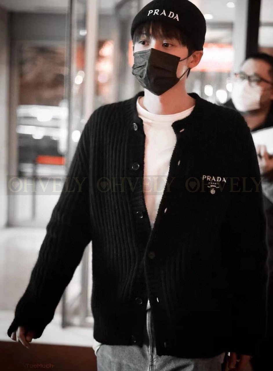 【 ZP 】Prada 블랙 스몰로고 가디건 (매장가 402만원)