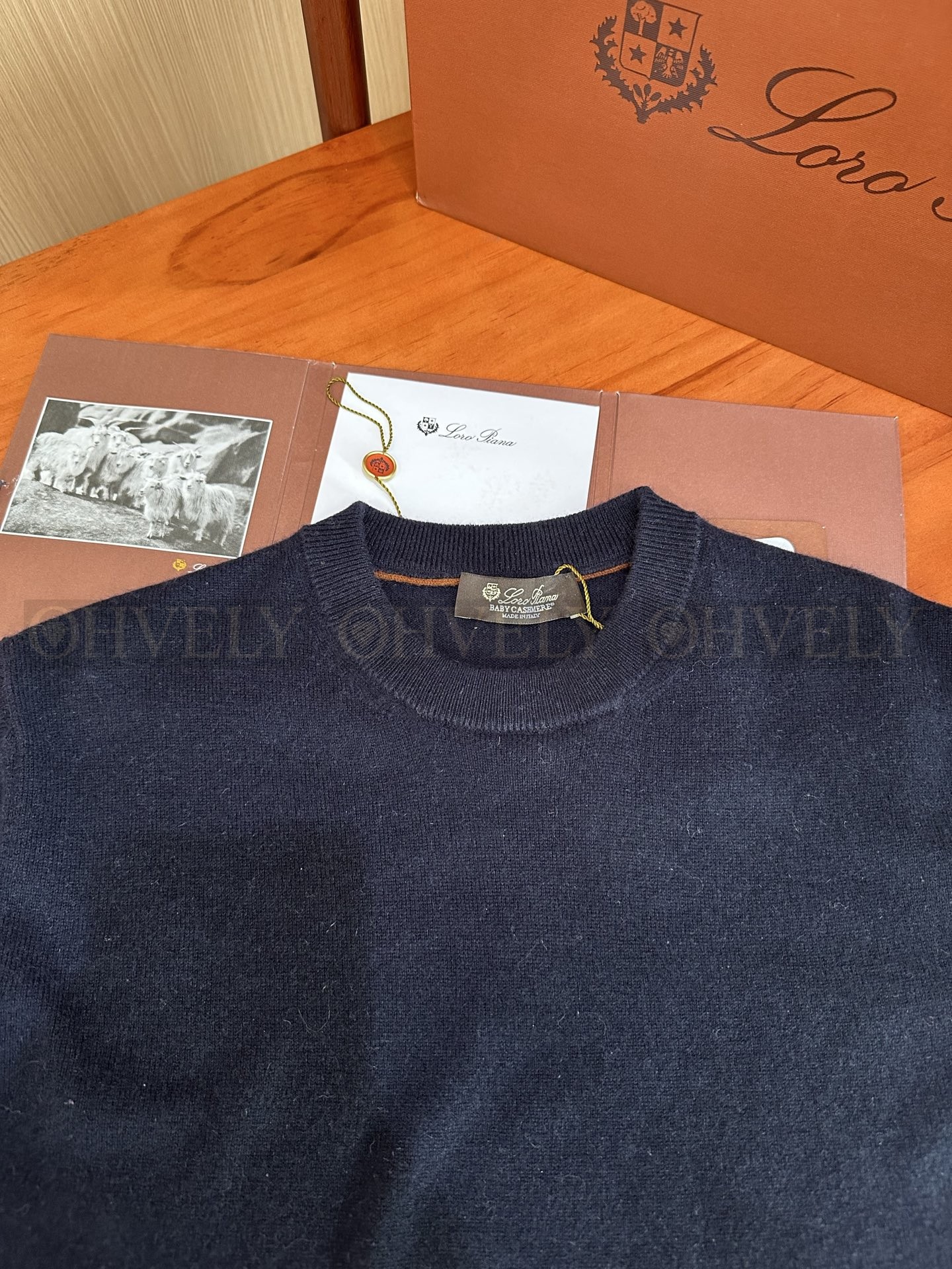 【 ZP 】LoroPiana 라운드 니트 (매장가 274만원) 상품 썸네일