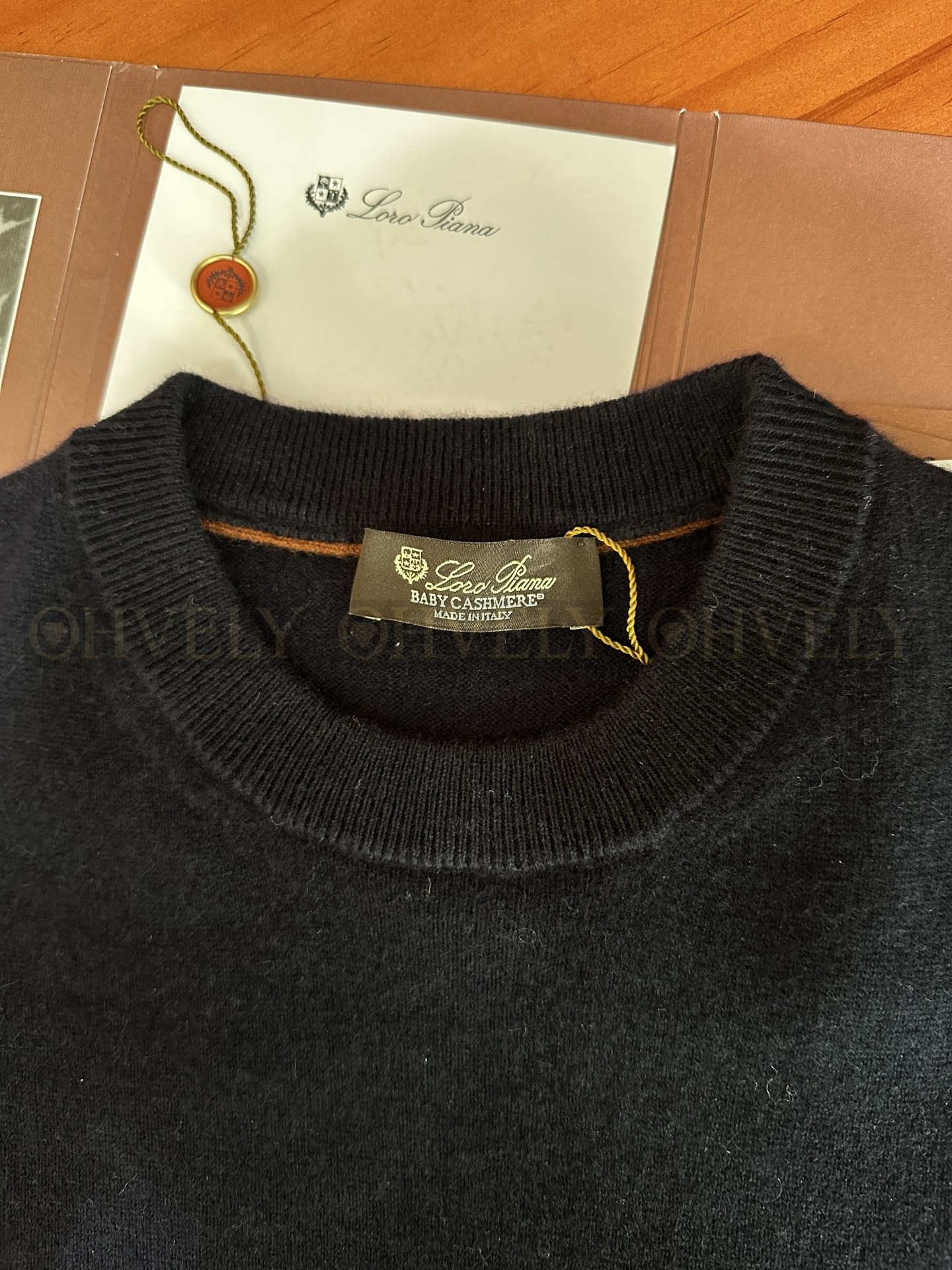 【 ZP 】LoroPiana 라운드 니트 (매장가 274만원) 상품 썸네일
