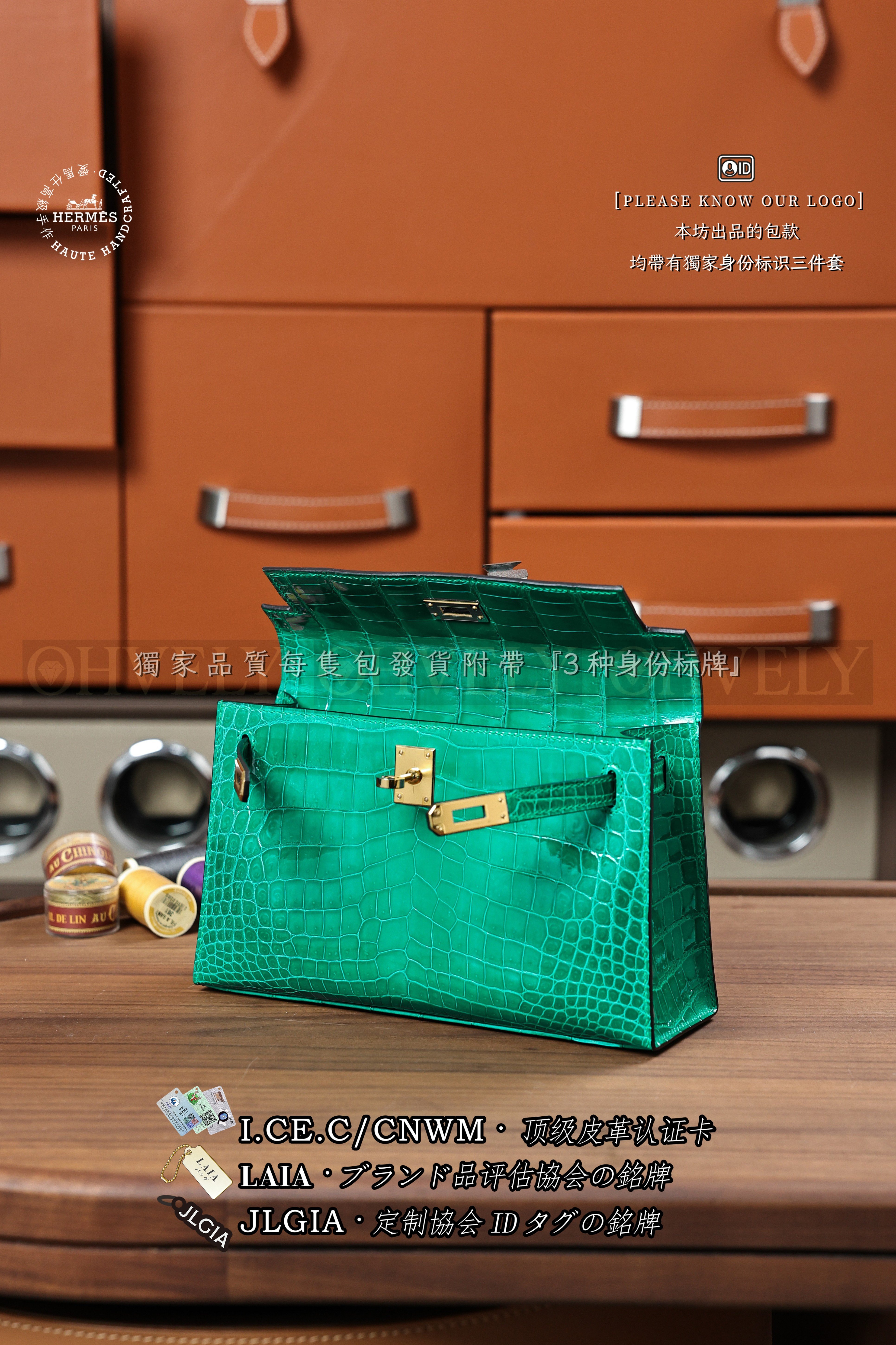 Hermès Kelly 𝙋𝙤𝙘𝙝𝙚𝙩𝙩𝙚 𝙀𝙢𝙚𝙧𝙖𝙪𝙙𝙚 금장 상품 썸네일