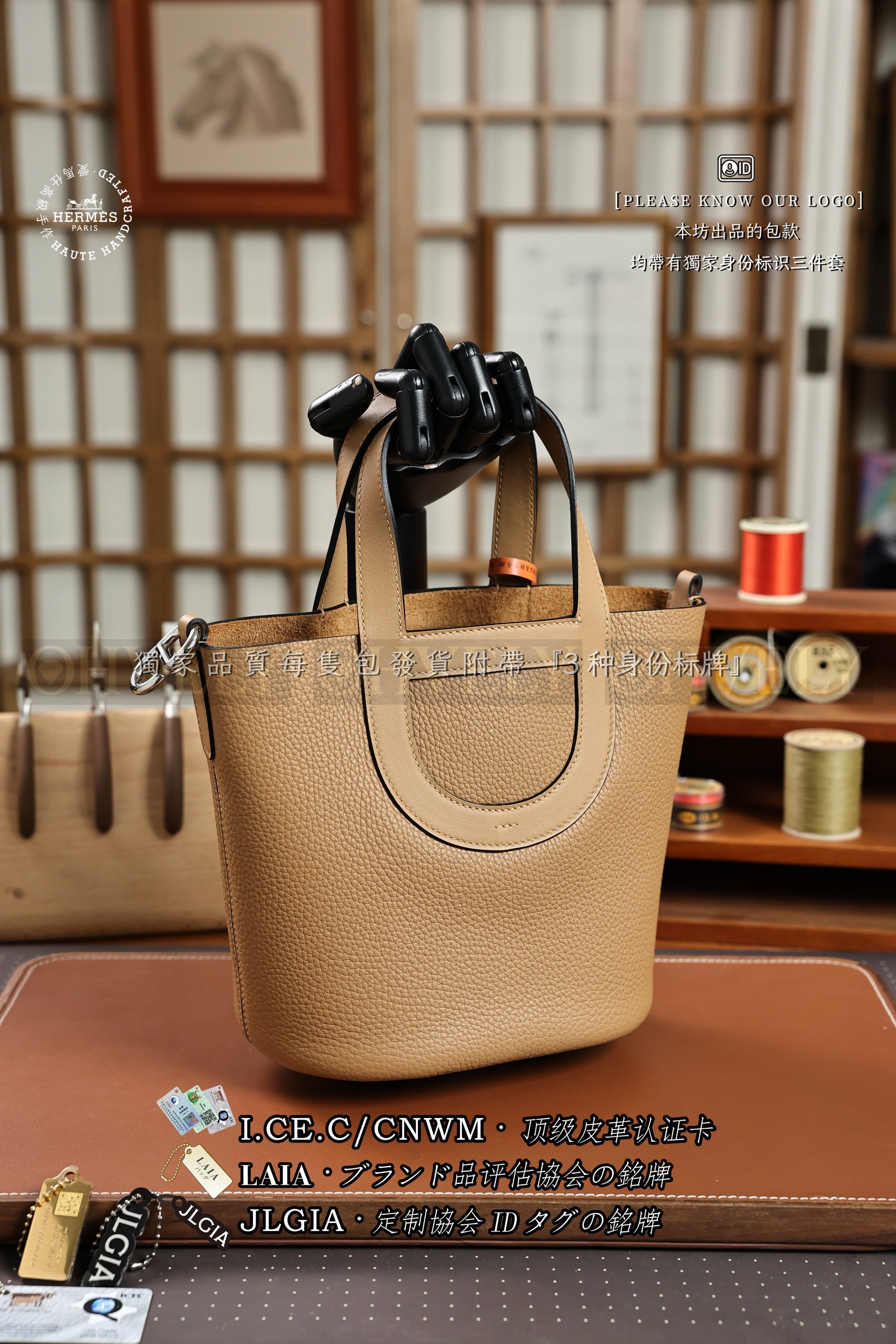 Hermès 𝙸𝚗 𝚃𝚑𝚎 𝙻𝚘𝚘𝚙 𝙱𝚒𝚜𝚌𝚞𝚒𝚝 없음 상품 썸네일